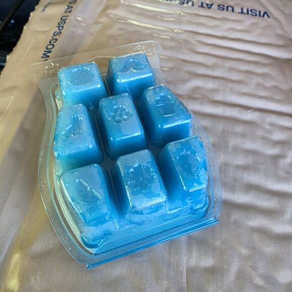 Scentsy wax bars Lot Of Three Disney & friends, Lady & Tramp, Iced Pine Scents - Picture 6 of 8